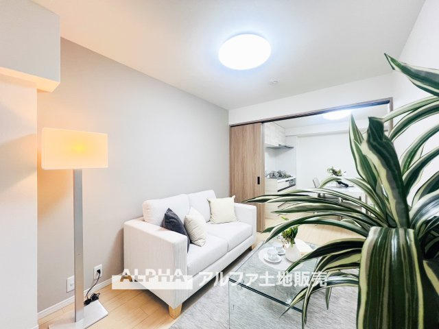 ハイネス福生の洋室|【cozy room】
◆必要なもの、好きなもの◆しかないから安らげる。そんな部屋にしていく自分なりのデザインに。使いやすい部屋の形、大きい窓色々な用途が実現できる。