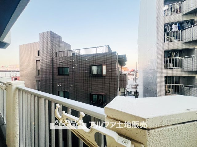 ハイネス福生のバルコニー|【outward appearance】
◆バルコニー◆家から望む空はブルースカイ。隔てるものは何もなく、そこにあるのは青い空と白い雲の景色がこの街の彩りを演出している。