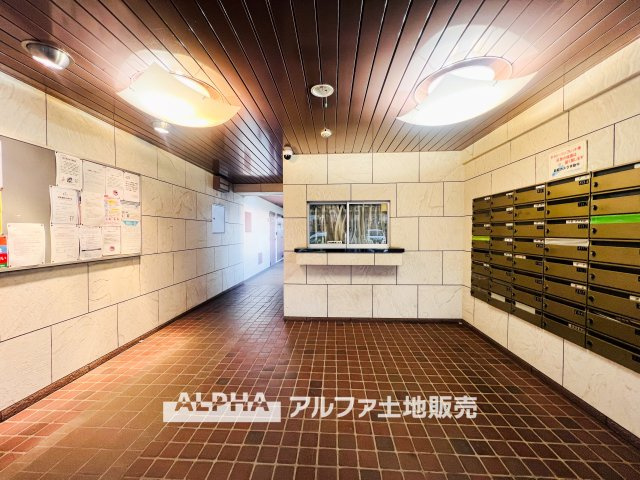 ハイネス福生のロビー|【lobby】
◆ロビー◆共用部は管理の行き届いた綺麗なスペース。いつも明るく家族を、来客を出迎えてくれる大切な場所です。
