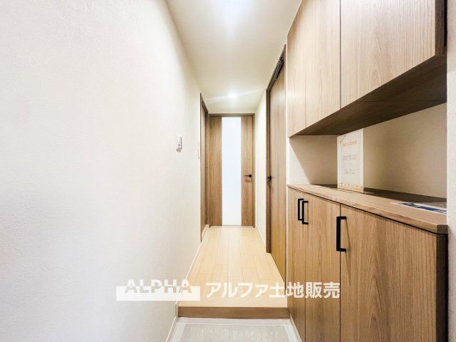 ハイネス福生の玄関|【Entrance】
◆玄関◆出勤。いってきますの声が楽しげに聞こえてくる。ドアーの音も心地よく爽やかな朝の時間が流れます。