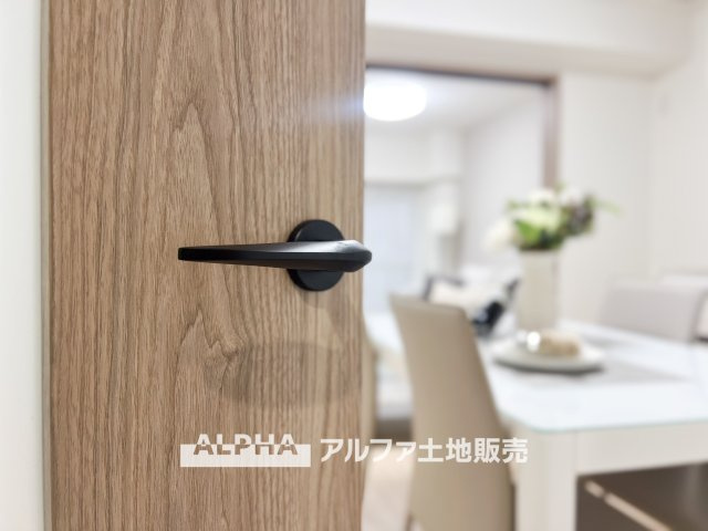 ハイネス福生の居間・リビング|【Living room】
◆時を忘れる場所◆ここにはみんなが集い、食事と楽しい会話が始まる。話に夢中になりすぎて、ついつい時を忘れ夜半過ぎになってしまう。そんな束の間の幸せを感じさせてくれる場所。