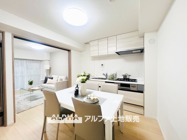 ハイネス福生の居間・リビング|【Comfortable living】
◆居心地のいい暮らし◆には欠かせない眩い採光。ゆったりとした幅の窓からこの空間に降り注ぐ採光が絶えない。明るいリビングこそ居心地のいい暮らしが待っていると思う