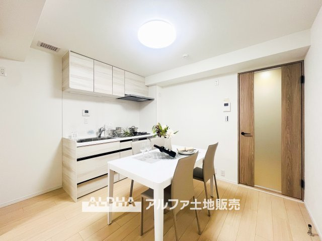 ハイネス福生の居間・リビング|【Cool wind】
◆窓を開けると◆冷涼な風、そよぐリビング。だんらんの場所はここから始まり、ここで終わる。家族の笑顔が集う素敵な場所だから、こだわり抜いた思いが詰まっているのだと思う。