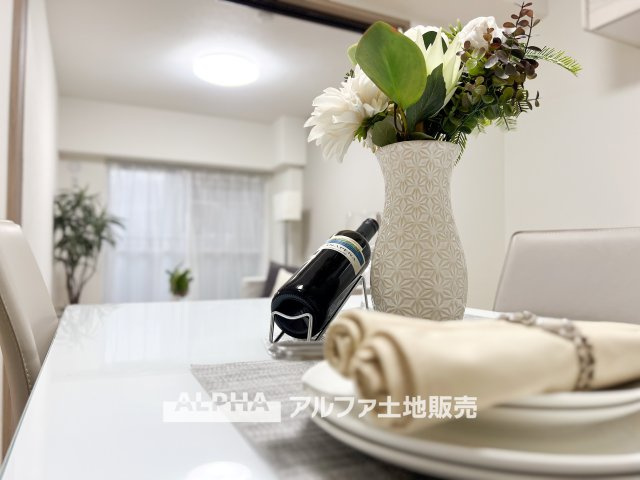 ハイネス福生の居間・リビング|【Cherish the time】
◆君との時間は◆リビングで、食卓で、寝室で、どこにいても楽しめる。居心地の良い空間の中で質のいい安らぎを求めたい。