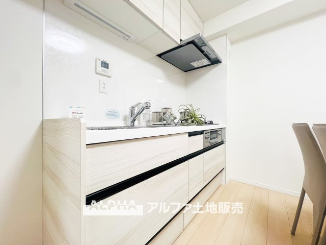 ハイネス福生のキッチン|【Happy circle Kitchen】
◆団欒キッチン◆キッチンからは家族の団欒が飛び交い明るい陽射しを浴びながらの朝食は楽しく素敵な時を奏でる空間。