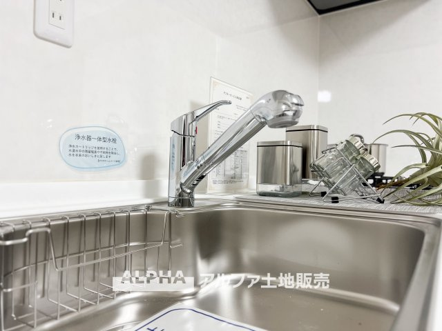ハイネス福生のキッチン|【Water cleaner】
◆浄水器◆蛇口から流れ出すお水はクリーンでいつも楽しめます。また浄水器内臓シャワー混合栓なので場所取らずのスッキリとしたスタイルです。