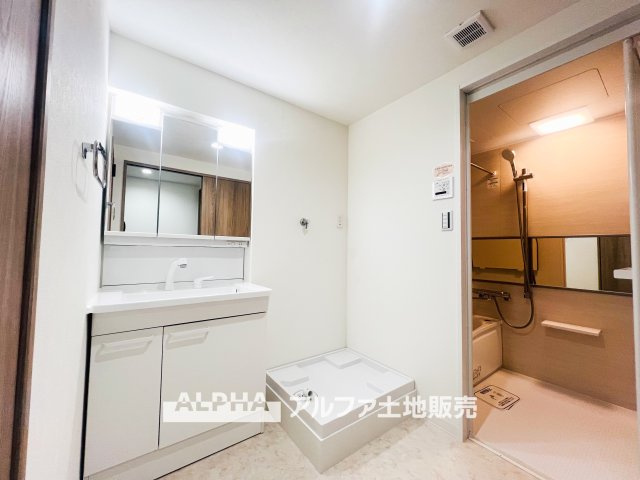 ハイネス福生のランドリースペース|【Laundry space】
◆ランドリースペース◆広々した空間で雨の日でも十分に洗濯物を乾かすことが出来ます。バスルームには浴室換気乾燥機も付いているので重宝しますね。