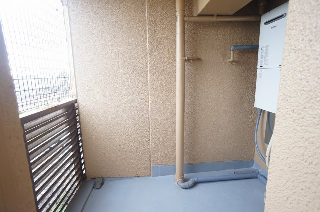 【バルコニー】 | 八戸ノ里グランドマンションB棟 | バルコニーの勝手口を開けると機械室があります。