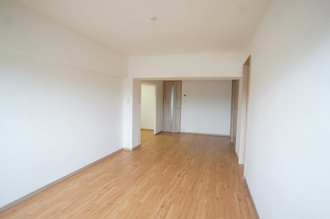 【居間・リビング】 | 八戸ノ里グランドマンションB棟 | 【LDK：約13.5帖】