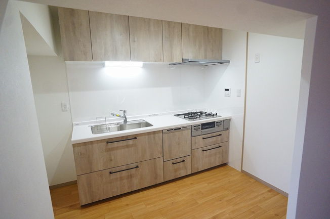 【キッチン】 | 八戸ノ里グランドマンションB棟 | 食洗機付きのシステムキッチン新調です☆3口ガスコンロ☆