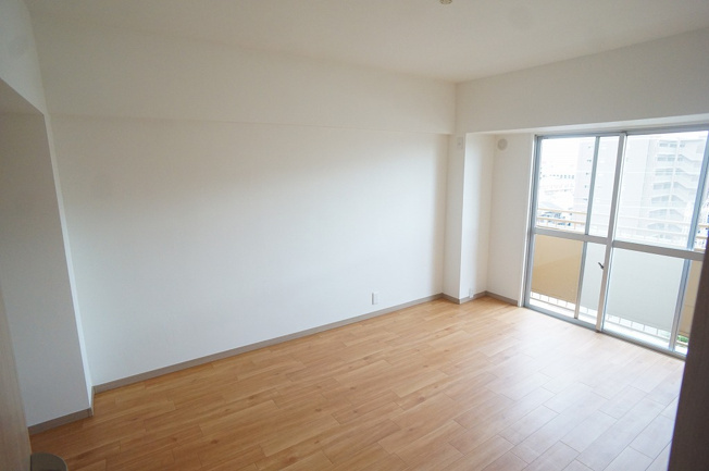 【子供部屋】 | 八戸ノ里グランドマンションB棟 | 【洋室6.75帖】バルコニーに面したお部屋です☆