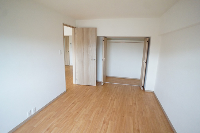 【子供部屋】 | 八戸ノ里グランドマンションB棟 | 【洋室6.75帖】十分なクローゼット完備です♪