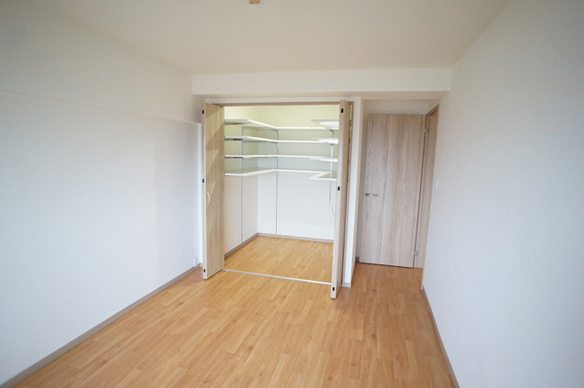 【寝室】 | 八戸ノ里グランドマンションB棟 | 【洋室6.5帖】大容量のウォークインクローゼットがあるお部屋です！