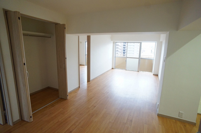 【居間・リビング】 | 八戸ノ里グランドマンションB棟 | 【LDK：約13.5帖】全クロス貼替え、全居室フローリング張替、水廻り設備一新済みです☆