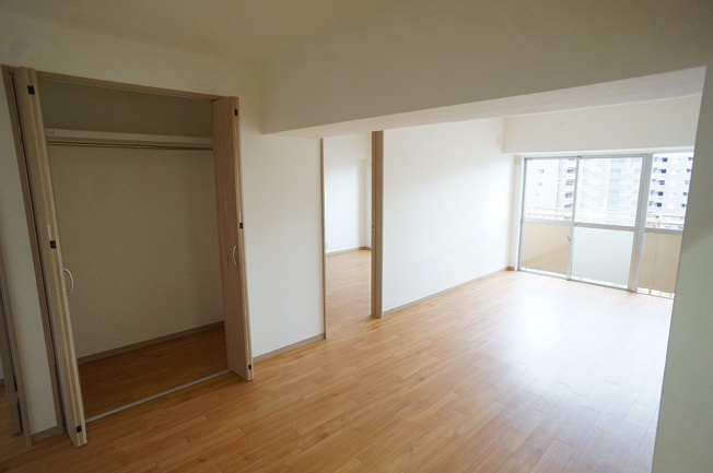 【居間・リビング】 | 八戸ノ里グランドマンションB棟 | 【LDK：約13.5帖】リビングにもクローゼット完備です♪