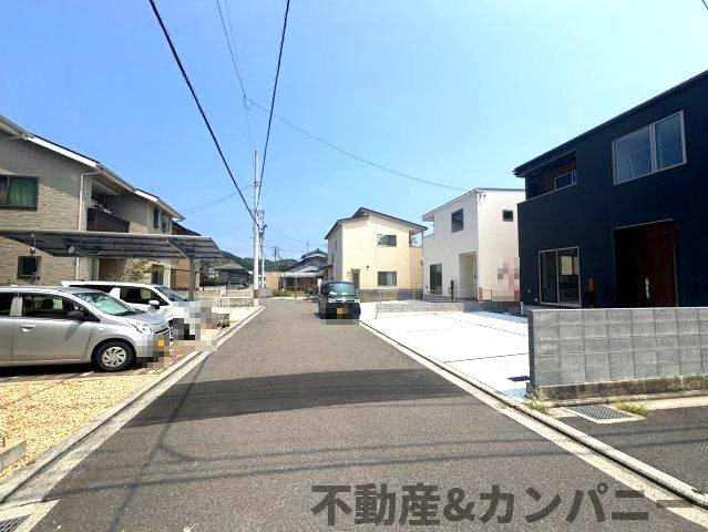 鴨川3丁目の新築のおうち①　松山市鴨川3丁目新築戸建の前面道路含む現地写真|前面道路含む現地写真です