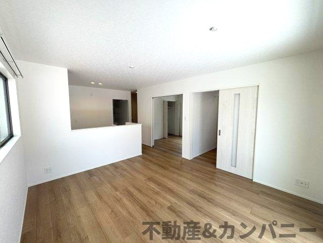 鴨川3丁目の新築のおうち①　松山市鴨川3丁目新築戸建の居間・リビング|リビングです