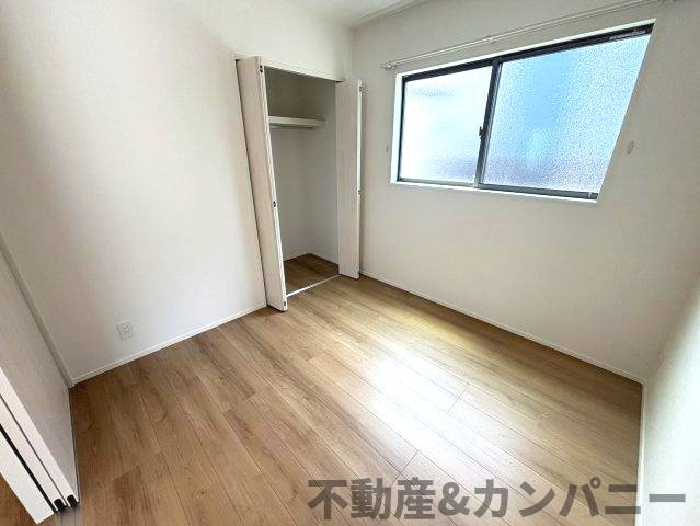 鴨川3丁目の新築のおうち①　松山市鴨川3丁目新築戸建の洋室|広々とした洋室です