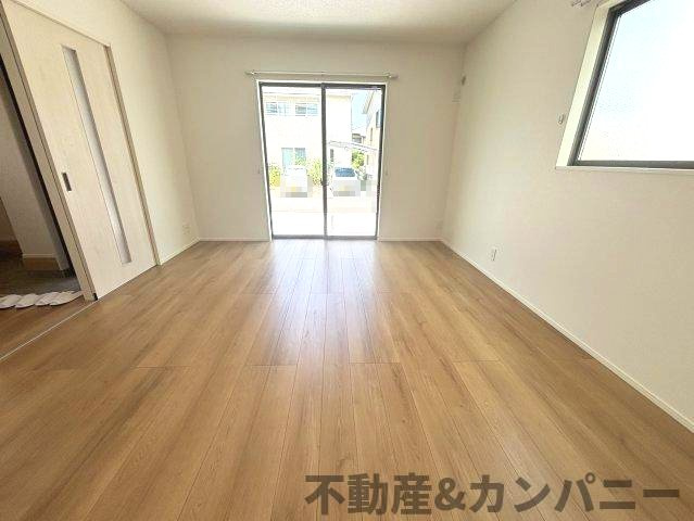 鴨川3丁目の新築のおうち①　松山市鴨川3丁目新築戸建の居間・リビング|キッチンからみたリビングです