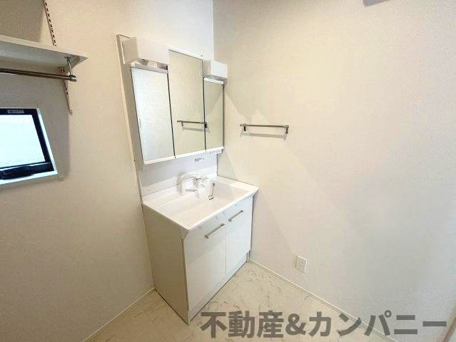 鴨川3丁目の新築のおうち①　松山市鴨川3丁目新築戸建の独立洗面台|独立洗面台あり、毎朝おしゃれに忙しい女性の方におすすめです