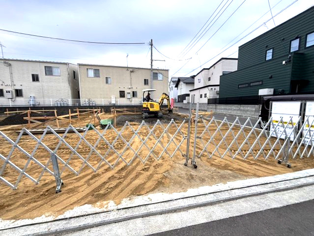 鴨川3丁目の新築のおうち①　松山市鴨川3丁目新築戸建の駐車場|車をお持ちの方に嬉しい駐車場付きの物件です