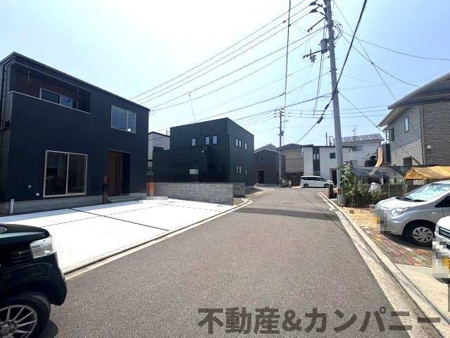 鴨川3丁目の新築のおうち①　松山市鴨川3丁目新築戸建の前面道路含む現地写真|前面道路含む現地写真です