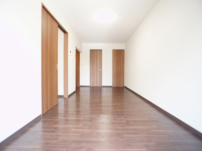 【居間・リビング】 | NARABUハイツⅢ | 快適に過ごせるエアコンが付いています♪