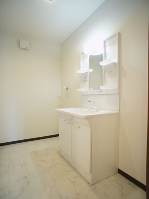 【独立洗面台】 | NARABUハイツⅢ | 洗髪洗面化粧台と洗濯機置き場があります♪