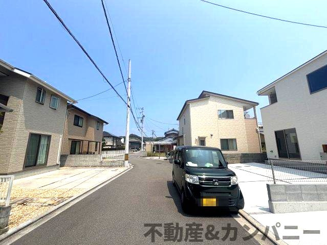 鴨川3丁目の新築のおうち②　松山市鴨川3丁目新築戸建の前面道路含む現地写真|前面道路含む現地写真です