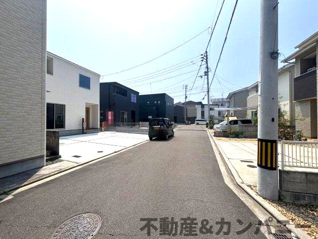 鴨川3丁目の新築のおうち②　松山市鴨川3丁目新築戸建の前面道路含む現地写真|前面道路含む現地写真です