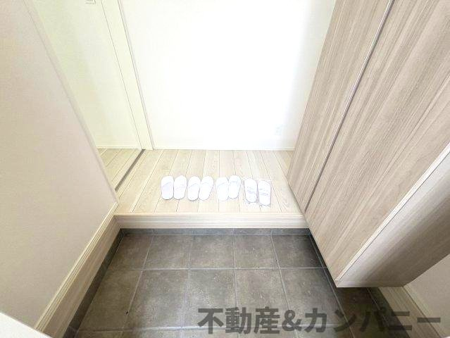 鴨川3丁目の新築のおうち②　松山市鴨川3丁目新築戸建の玄関|きれいな玄関です
