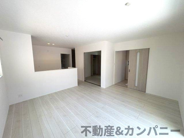 鴨川3丁目の新築のおうち②　松山市鴨川3丁目新築戸建の居間・リビング|使いやすいリビングです