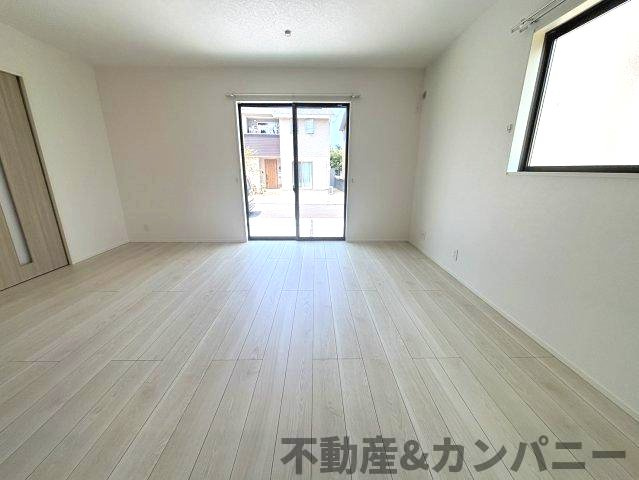 鴨川3丁目の新築のおうち②　松山市鴨川3丁目新築戸建の居間・リビング|キッチンからみたリビングです
