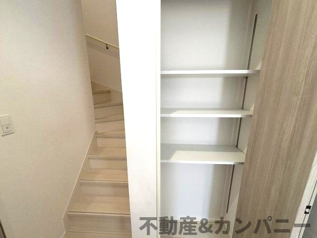 鴨川3丁目の新築のおうち②　松山市鴨川3丁目新築戸建の収納|階段横に収納スペースがあります