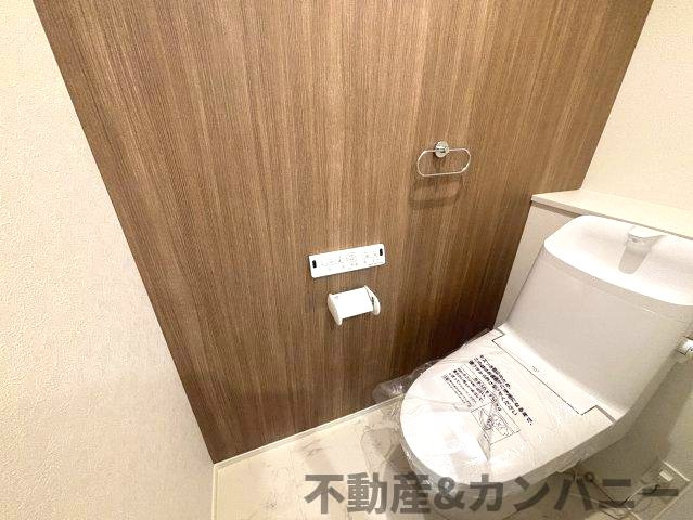 鴨川3丁目の新築のおうち②　松山市鴨川3丁目新築戸建のトイレ|アクセントクロスが素敵なトイレです