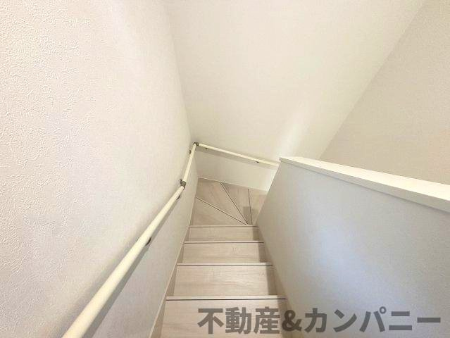 鴨川3丁目の新築のおうち②　松山市鴨川3丁目新築戸建のその他|手すり付き階段です
