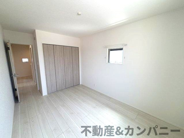 鴨川3丁目の新築のおうち②　松山市鴨川3丁目新築戸建の洋室|洋室です