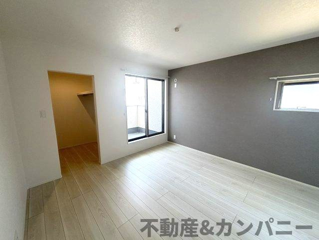鴨川3丁目の新築のおうち②　松山市鴨川3丁目新築戸建の洋室|落ち着いた色調の洋室です