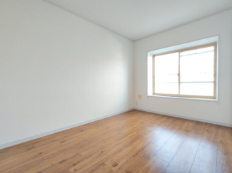 【洋室】 | 東急ドエル新検見川ビレジ2号棟 | クロス張替済で、明るく清潔感のある洋室です。