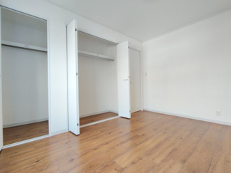 【洋室】 | 東急ドエル新検見川ビレジ2号棟 | しっかり収納できるクローゼット付きで、お部屋を広く使えます。