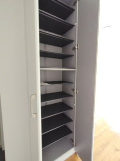 【収納】 | 東急ドエル新検見川ビレジ2号棟 | シューズクローク。収納力があり、居住スペースを有効活用できます。