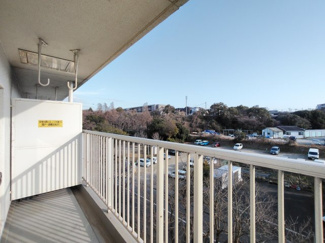 【バルコニー】 | 東急ドエル新検見川ビレジ2号棟 | 前面に建物が無く、開放感のある明るいバルコニーです。