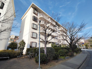 【外観】 | 東急ドエル新検見川ビレジ2号棟 | 管理の行き届いた大規模マンション。緑に囲まれた落ち着いた住環境です。棟間隔が広く、開放感のある配置が魅力です。