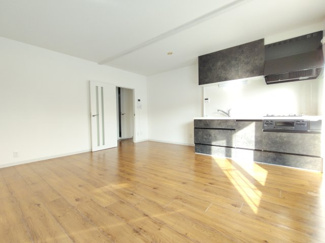 【居間・リビング】 | 東急ドエル新検見川ビレジ2号棟 | 前面に建物が無く、眺望と採光に優れた心地よいLDKです。