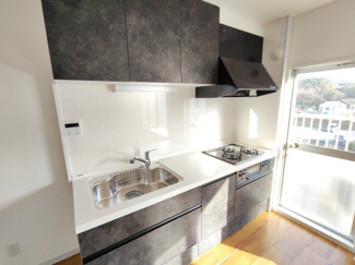 【キッチン】 | 東急ドエル新検見川ビレジ2号棟 | 新規交換済のシステムキッチン。気持ちよくお使いいただけます。