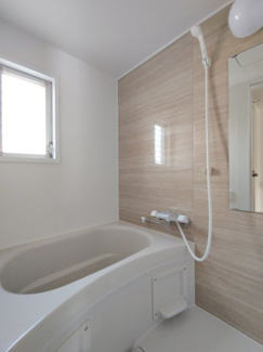 【浴室】 | 東急ドエル新検見川ビレジ2号棟 | 新規交換済のユニットバス。窓付きで明るい浴室です。