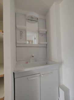 【独立洗面台】 | 東急ドエル新検見川ビレジ2号棟 | 新規交換済のシャワー付き洗面台。朝の身支度も快適です。