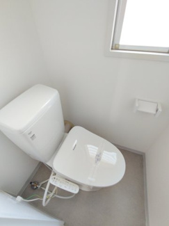 【トイレ】 | 東急ドエル新検見川ビレジ2号棟 | 新規交換済のトイレ。お手入れしやすい、シンプルで清潔感のあるトイレです。