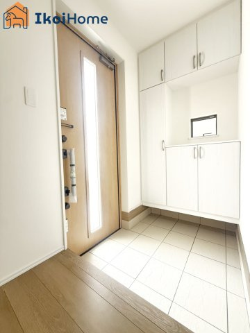 神戸市西区玉津町今津　新築戸建の玄関|【ホームページに現地動画掲載中】●年中無休：当日予約可●靴を沢山収納できるシューズボックスを完備！