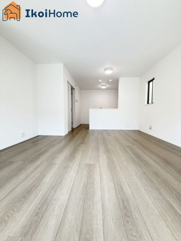 神戸市西区玉津町今津　新築戸建の居間・リビング|【ホームページに現地動画掲載中】●年中無休：当日予約可●約16帖のLDKは明るい団欒スペースです！